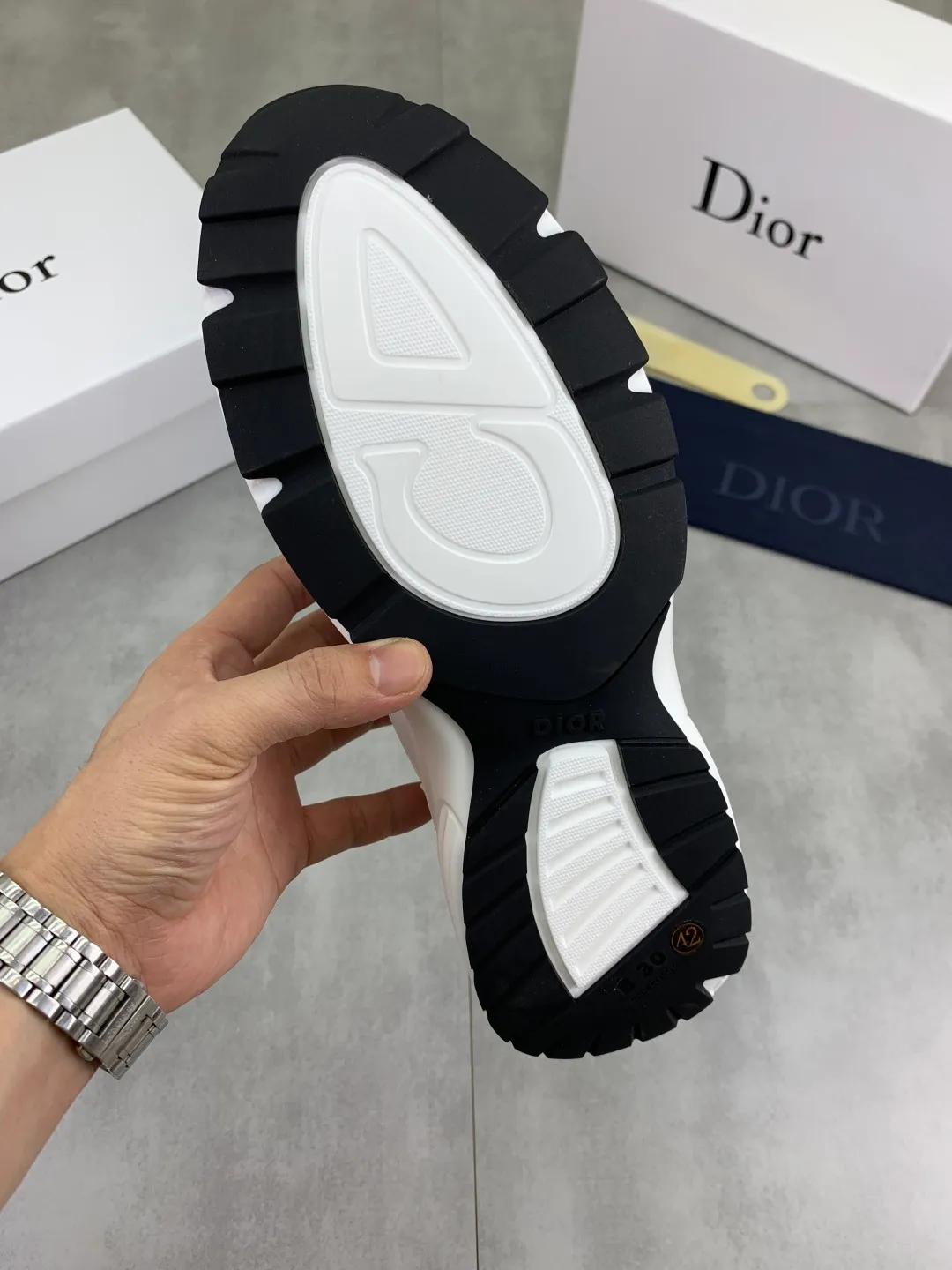 Men's shoes 💰P420 New Dior Chrono 2025 new product B30 series, in white and black fly woven series, decorated with computer-printed CD logo on both sides, star patch on the tongue and Dior logo on the heel, many details highlight the style. The interior is matched with the original color matching mesh, and the interior of the body is supported by low-temperature shaping sheets, and is filled with light feather cotton to keep the interior full and soft against the feet. The exclusive open-molded outsole adopts a one-piece molding process, so there is no need to worry about problems such as the opening and falling of sole decorative accessories. It is light and comfortable to wear, yet strong and wear-resistant. The two-color shoelaces are accessorized with exquisite metal five-pointed star pendants, creating a high-end, trendy and casual look at all times. Color: white black blue code number: 38-44 (45 customized)